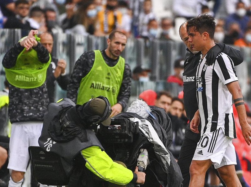 Juventus' Paulo Dybala leaves the pitch after suffering an injury during the Italian Serie A soccer match between Juventus and Sampdoria, in Turin, Italy, Sunday, Sept. 26, 2021. (Marco Alpozzi/LaPresse via AP)