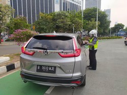 Pelanggar Gage di Sudirman Tak Diputar Balik Pagi Ini, tapi Langsung Ditilang