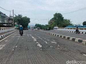 Pengendara Keluhkan Kondisi Aspal di Atas Jembatan Jalan di Majalengka