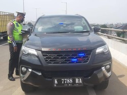 Ingin Cepat Sampai, Mobil Pakai Rotator Malah Kena Tilang di Tol Jatinegara