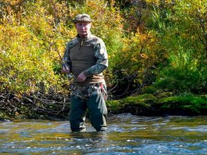 Gaya Liburan Putin, Memancing dan Mendaki Gunung di Siberia