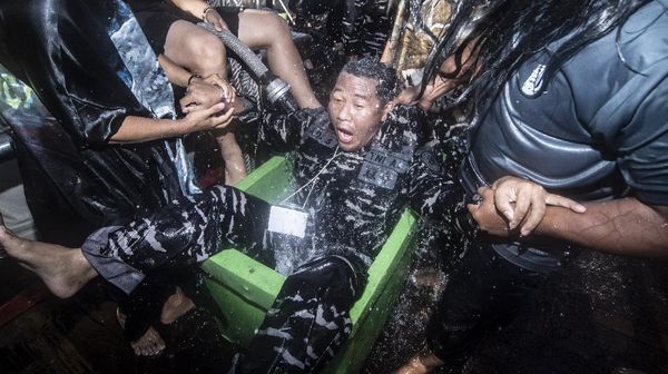 Tradisi Pelaut Dunia Ikut Prosesi Mandi Khatulistiwa