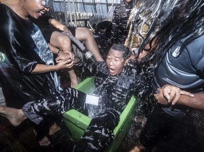 Tradisi Pelaut Dunia Ikut Prosesi Mandi Khatulistiwa