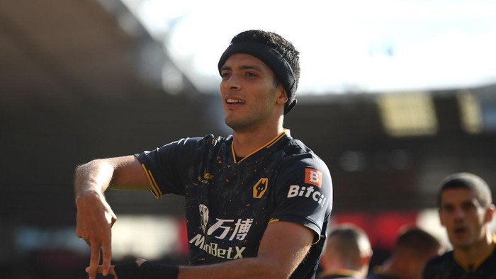 SOUTHAMPTON, ENGLAND - SEPTEMBER 26: Raul Jimenez of Wolverhampton Wanderers celebrates after scoring their sides first goal during the Premier League match between Southampton and Wolverhampton Wanderers at St Marys Stadium on September 26, 2021 in Southampton, England. (Photo by Alex Davidson/Getty Images)