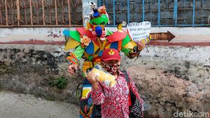 Robot Warna-warni di Lembang Bagi-bagi Alat Tulis dan Masker
