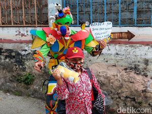 Robot Warna-warni di Lembang Bagi-bagi Alat Tulis dan Masker