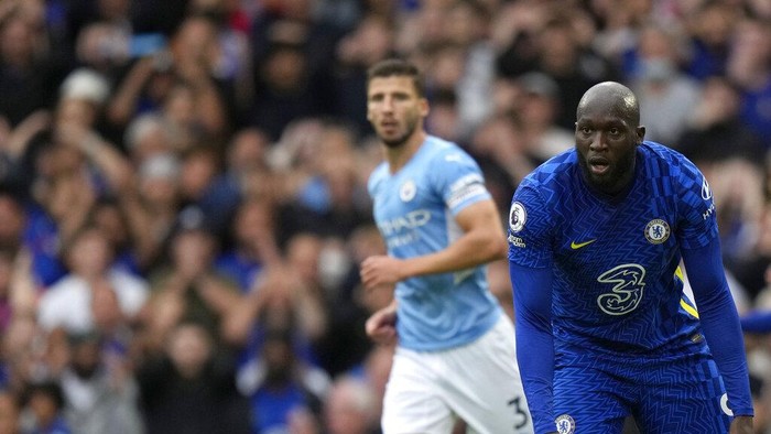 Chelseas Romelu Lukaku, right, reacts after missing a chance to score during the English Premier League soccer match between Chelsea and Manchester City at Stamford Bridge Stadium in London, Saturday, Sept. 25, 2021. (AP Photo/Alastair Grant)