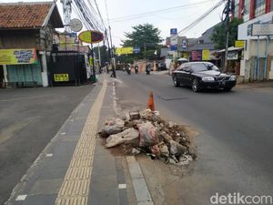 Tiang Makan Jalan yang Miring di Ciputat Timur Akhirnya Dicabut
