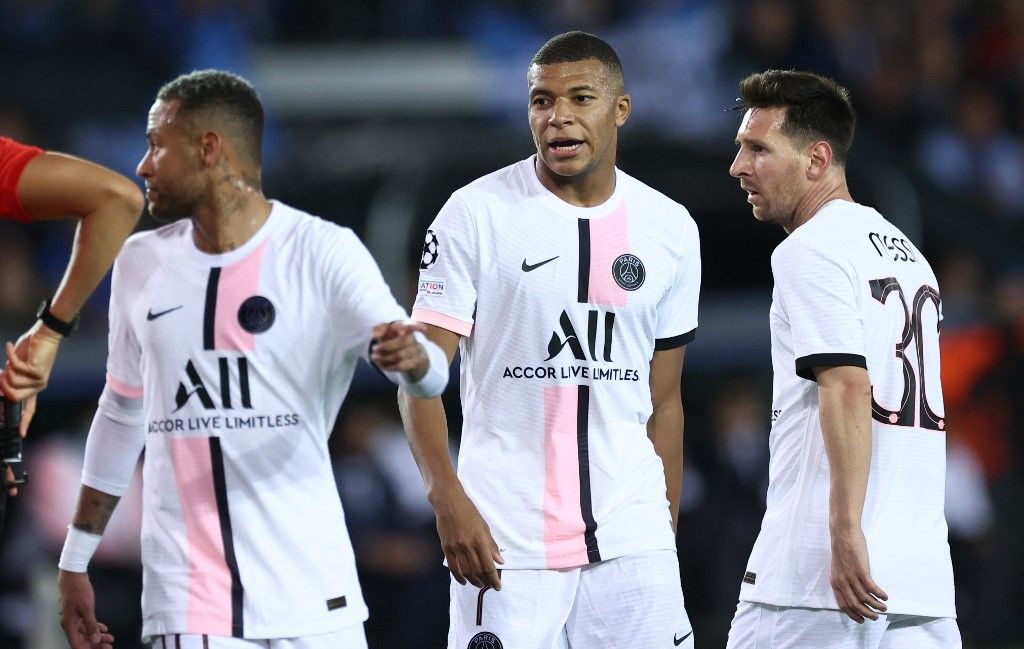 (From L) Paris Saint-Germain's Brazilian forward Neymar, Paris Saint-Germain's French forward Kylian Mbappe and Paris Saint-Germain's Argentinian forward Lionel Messi look on during the UEFA Champions League Group A football match Club Brugge against Paris Saint-Germain (PSG) at Jan Breydel Stadium in Bruges, on September 15, 2021. (Photo by KENZO TRIBOUILLARD / AFP)