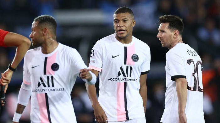 (From L) Paris Saint-Germains Brazilian forward Neymar, Paris Saint-Germains French forward Kylian Mbappe and Paris Saint-Germains Argentinian forward Lionel Messi look on during the UEFA Champions League Group A football match Club Brugge against Paris Saint-Germain (PSG) at Jan Breydel Stadium in Bruges, on September 15, 2021. (Photo by KENZO TRIBOUILLARD / AFP)