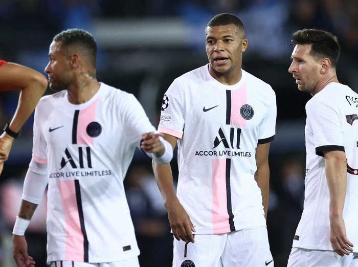 (From L) Paris Saint-Germain's Brazilian forward Neymar, Paris Saint-Germain's French forward Kylian Mbappe and Paris Saint-Germain's Argentinian forward Lionel Messi look on during the UEFA Champions League Group A football match Club Brugge against Paris Saint-Germain (PSG) at Jan Breydel Stadium in Bruges, on September 15, 2021. (Photo by KENZO TRIBOUILLARD / AFP)