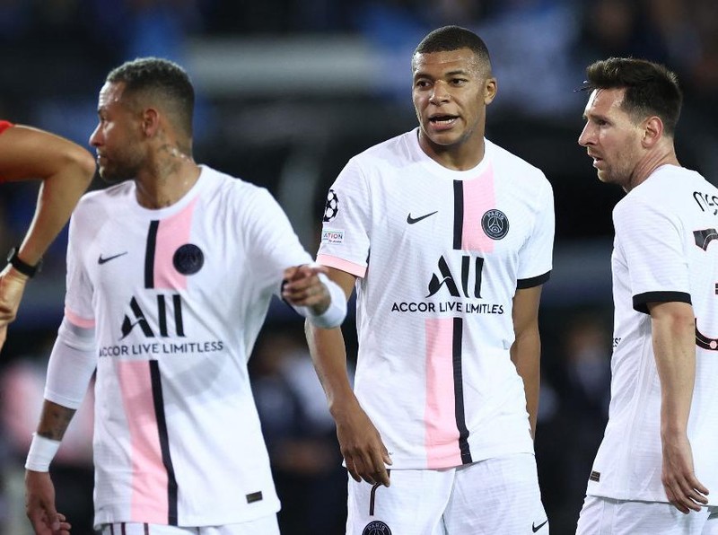(From L) Paris Saint-Germain's Brazilian forward Neymar, Paris Saint-Germain's French forward Kylian Mbappe and Paris Saint-Germain's Argentinian forward Lionel Messi look on during the UEFA Champions League Group A football match Club Brugge against Paris Saint-Germain (PSG) at Jan Breydel Stadium in Bruges, on September 15, 2021. (Photo by KENZO TRIBOUILLARD / AFP)