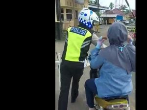 Nasib Emak-emak yang Tetap Nangkring saat Motornya Digiring Polisi dan Ditilang