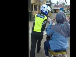 Nasib Emak-emak yang Tetap Nangkring saat Motornya Digiring Polisi dan Ditilang