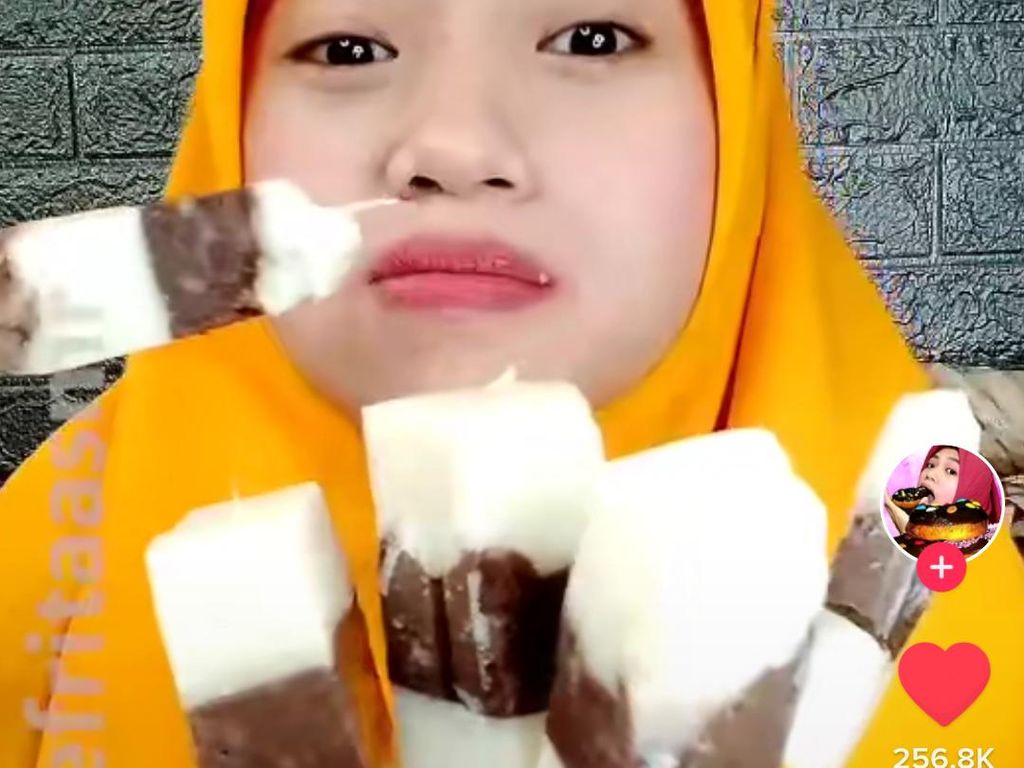 Wanita Ini Bikin Es Krim Gabus Pakai Nasi Putih Wanita Ini Bikin Es Krim Gabus Pakai Nasi Putih
