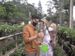 5 Momen Romantis Ria Ricis dan Teuku Ryan, Masak hingga Petik Strawberry Bareng