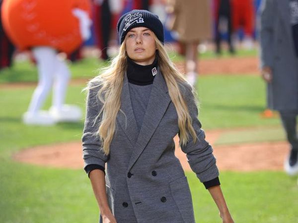 5 Foto Alica Schmidt, Pelari Terseksi di Dunia Jadi Model Milan Fashion Week