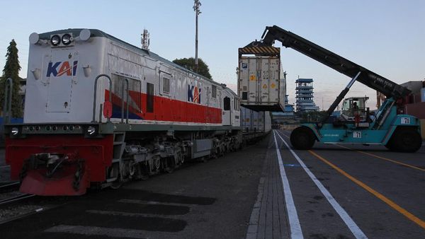Angkutan Peti Kemas Gunakan Kereta Api di Tanjung Perak
