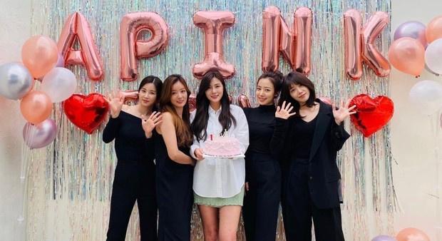 APINK/Foto: Instagram/official.apink2011 Mengusung konsep imut dan girly, APINK berhasil menarik perhatian netizen ketika debutnya di tahun 2011.