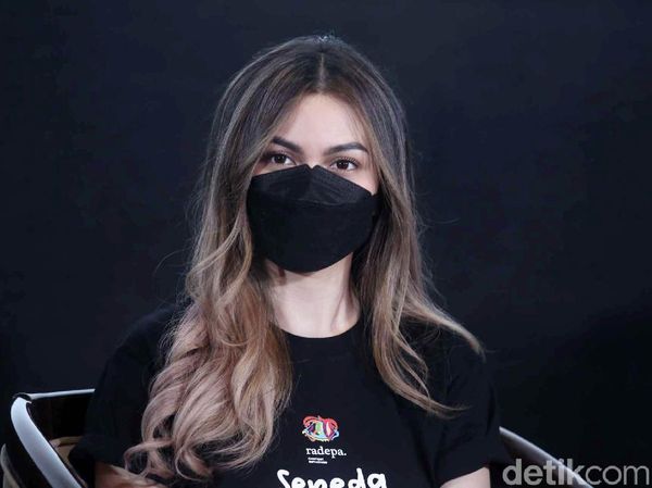 Ariel Tatum Warnai Rambut Demi Sepeda Presiden