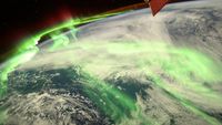 Momen Spektakuler Saat Aurora Selimuti Bumi