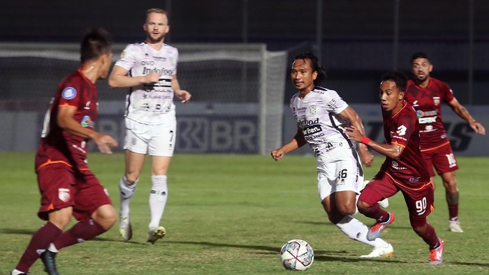 Pesepak bola Borneo FC M Sihran (kedua kanan) berebut bola dengan pesepak bola Bali United Hariono (ketiga kanan) pada lanjutan Liga 1 2021-2022 di Stadion Indomilk Arena, Tangerang, Banten, Kamis (28/9/2021). ANTARA FOTO/Muhammad Iqbal/rwa.