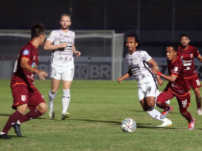 Pesepak bola Borneo FC M Sihran (kedua kanan) berebut bola dengan pesepak bola Bali United Hariono (ketiga kanan) pada lanjutan Liga 1 2021-2022 di Stadion Indomilk Arena, Tangerang, Banten, Kamis (28/9/2021). ANTARA FOTO/Muhammad Iqbal/rwa.
