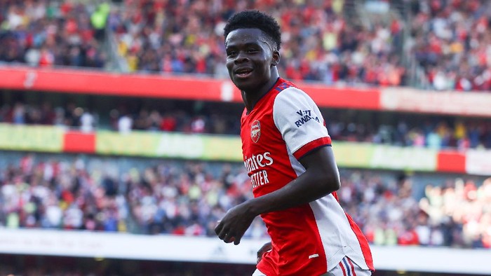 LONDON, ENGLAND - SEPTEMBER 26: Bukayo Saka of Arsenal celebrates after scoring their sides third goal during the Premier League match between Arsenal and Tottenham Hotspur at Emirates Stadium on September 26, 2021 in London, England. (Photo by Clive Rose/Getty Images)