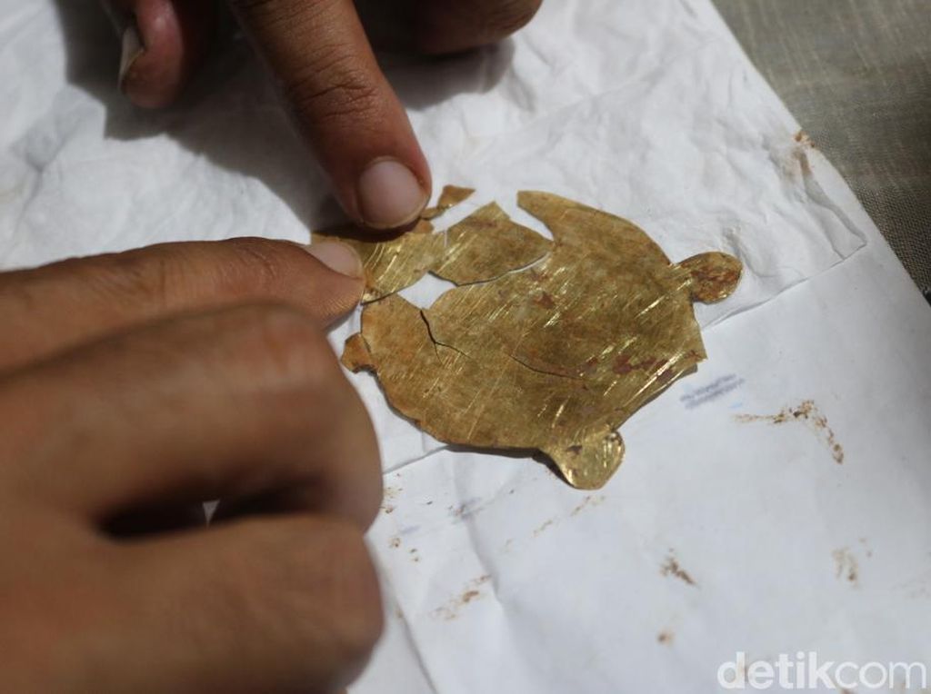 Emas Berbentuk Kura-kura Ditemukan di Candi Tribhuwana Tunggadewi