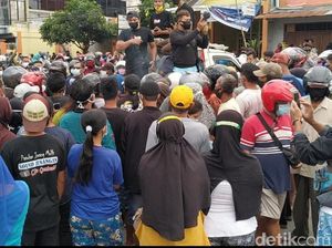 Demo Peternak di Blitar Diserbu Emak-emak Sebelum Dibubarkan Polisi Demo Peternak di Blitar Diserbu Emak-emak Sebelum Dibubarkan Polisi