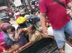 Ada Bagi-bagi Telur-Ayam, Demo Peternak Blitar Diserbu Emak-emak