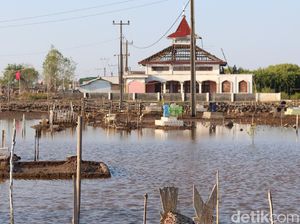 Penampakan Rumah dan Nisan Hampir Tenggelam di Bekasi