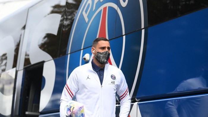 Italys goalkeeper Gianluigi Donnarumma arrives  ahead of the French L1 football match between Paris-Saint Germain (PSG) and Clermont Foot 63 at the Parc des Princes Stadium in Paris on September 11, 2021. (Photo by FRANCK FIFE / AFP)