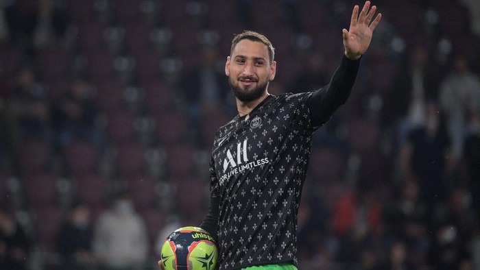 Paris Saint-Germains Italian goalkeeper Gianluigi Donnarumma gestures during the French L1 football match between FC Metz and Paris Saint-Germain (PSG) at the Saint-Symphorien Stadium in Longeville-les-Metz, eastern France, on September 22, 2021. (Photo by SEBASTIEN BOZON / AFP)