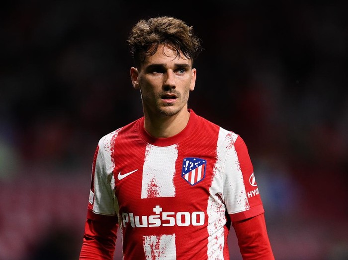 MADRID, SPAIN - SEPTEMBER 15: Antoine Griezmann of Atletico de Madrid looks on during the UEFA Champions League group B match between Atletico Madrid and FC Porto at Wanda Metropolitano on September 15, 2021 in Madrid, Spain. (Photo by David Ramos/Getty Images)