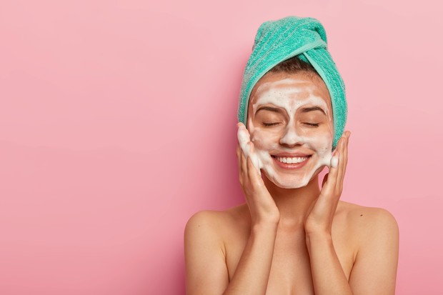 Gunakan Double Cleansing/Foto: Freepik.com/Wayhomestudio Gunakan double cleansing