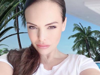 Foto: Penampakan Model Seksi Antivaksin, Berakhir Corona & Koma