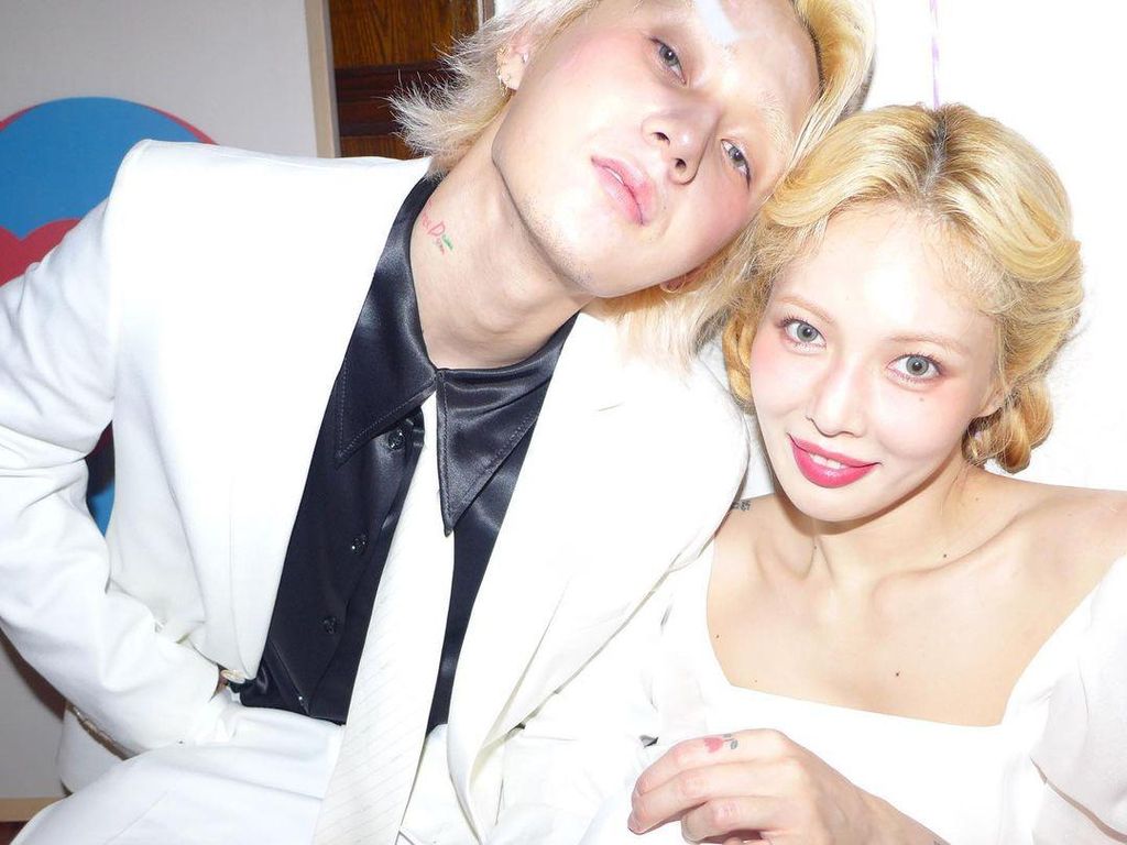 HyunA Pamer Cincin, Resmi Dilamar DAWN HyunA Pamer Cincin, Resmi Dilamar DAWN
