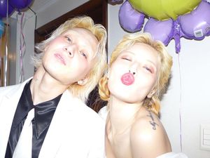 Resmi Tunangan, Potret HyunA dan DAWN yang Mesra Terus! Resmi Tunangan, Potret HyunA dan DAWN yang Mesra Terus!