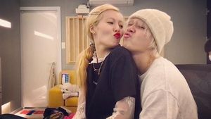 Mesranya HyunA dan Dawn, Idola K-Pop Lain Nggak Berani Begini!