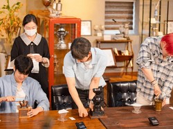 Liburan ke Gangneung, Intip Serunya Member iKON Belajar Bikin Kopi!