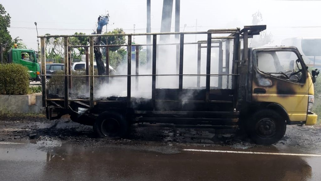 Ludes! Ini Penampakan Truk yang Terbakar di Depan SPBU Sidoarjo Ludes! Ini Penampakan Truk yang Terbakar di Depan SPBU Sidoarjo