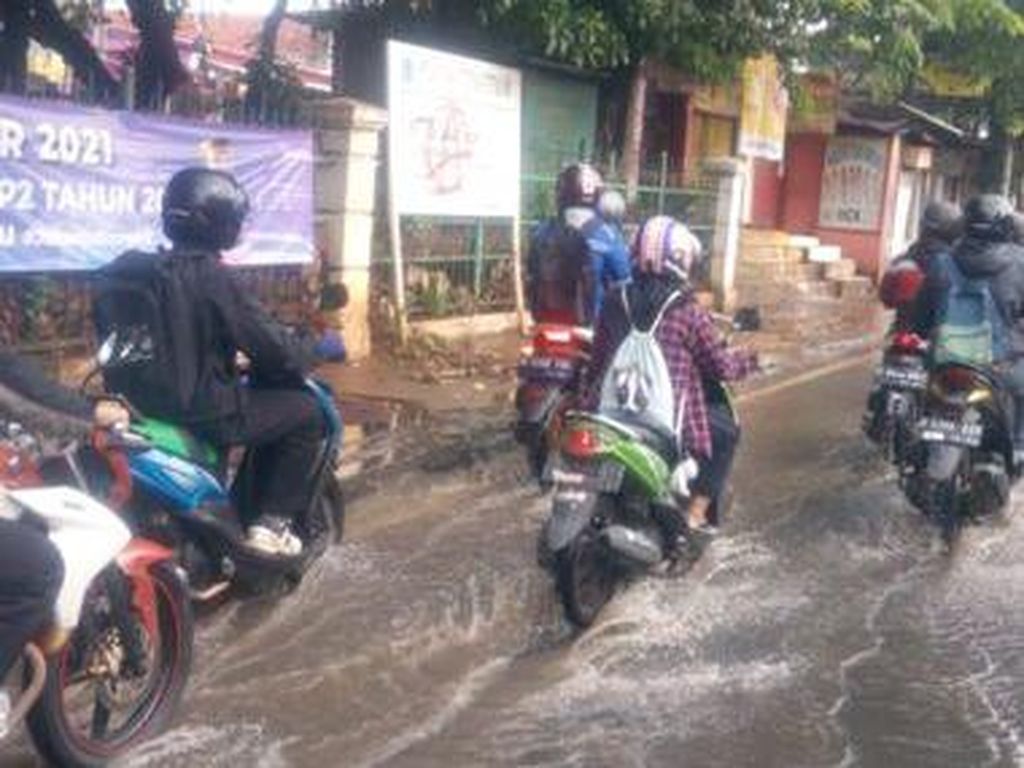 Perlu Perbaikan Turap-Keruk Kali Agar Jalan Hek Kramat Jati Tak Tergenang Perlu Perbaikan Turap-Keruk Kali Agar Jalan Hek Kramat Jati Tak Tergenang