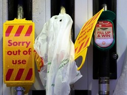 Kekurangan Sopir Truk, Inggris Kerahkan Tentara untuk Distribusi BBM