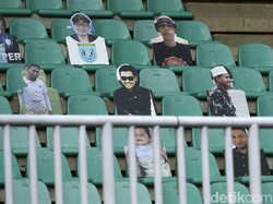 Kardus-kardus tersebut bergambarkan wajah suporter Persela yaitu LA Mania.