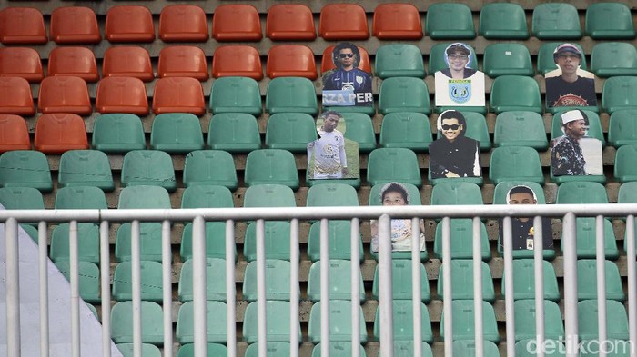 Liga 1 yang bergulir tanpa penonton ini membuat stadion sepi. Namun tidak untuk Persela, tim asal Jawa Timur ini membawa kardus bergambar suporter ke stadion.