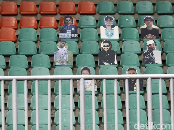Liga 1 yang bergulir tanpa penonton ini membuat stadion sepi. Namun tidak untuk Persela, tim asal Jawa Timur ini membawa kardus bergambar suporter ke stadion.