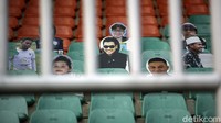 Sejumlah suporter dari kardus menduduki tribun di Stadion Pakansari, Bogor, Kamis (28/9/2021).