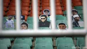 Kreatif! Persela Bawa Suporter Kardus ke Stadion