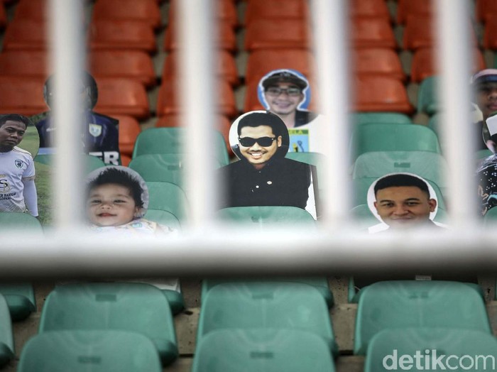 Liga 1 yang bergulir tanpa penonton ini membuat stadion sepi. Namun tidak untuk Persela, tim asal Jawa Timur ini membawa kardus bergambar suporter ke stadion.